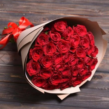 35 красных роз в крафт бумаге (50 см)