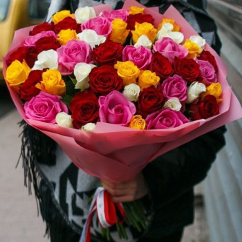 Большой разноцветный букет роз 50 см