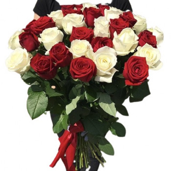 Длинные красные и белые розы 70 см