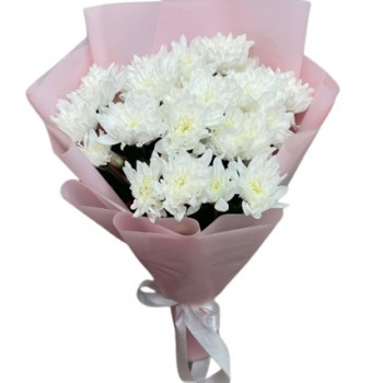 Белые хризантемы в элегантной упаковке