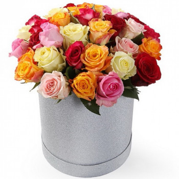 31 разноцветная роза в цветочной коробке