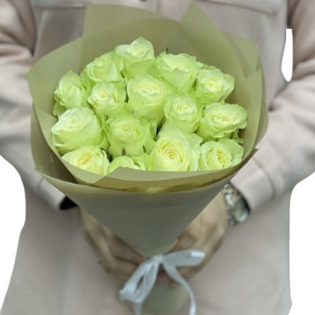 15 белых роз в цветочной бумаге (40 см)