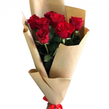 7 красных роз в бумаге (60 см)